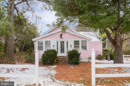 6582 Church St, CHINCOTEAGUE ISLAND, VA, 23336-3409 | Card Image