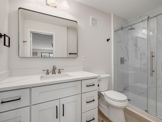 10411 Cedar Lk Rd S Apt 411-large-017-009-Primary Bathroom-1334x1000-72dpi.jpg | Image 8