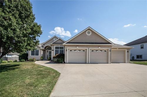 16017 Cedar St, Basehor, KS, 66007-9736 | Card Image