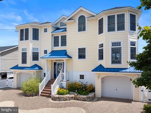 16 Mark Dr, MANAHAWKIN, NJ, 08050-4261 | Card Image