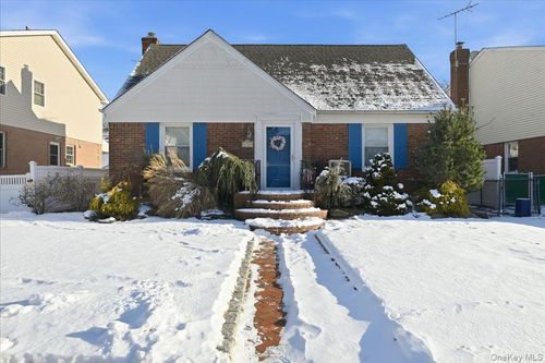 38 Irving Ln, New Hyde Park, NY, 11040-1831 | Card Image