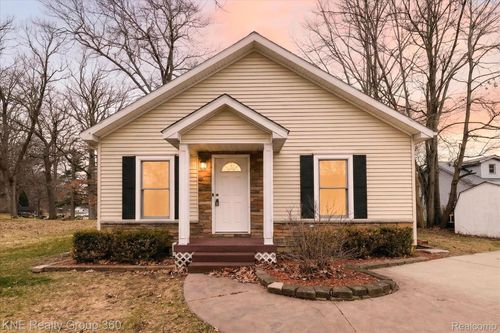 1525 Shoreline Dr, Hartland, MI, 48353-3332 | Card Image