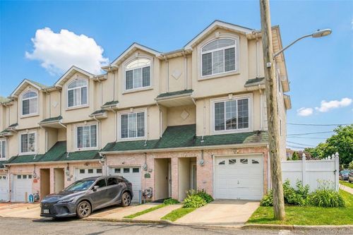 61 Merivale Ln, Staten Island, NY, 10304-3858 | Card Image