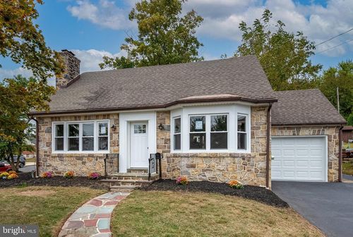 303 Grosstown Rd, POTTSTOWN, PA, 19464-6111 | Card Image