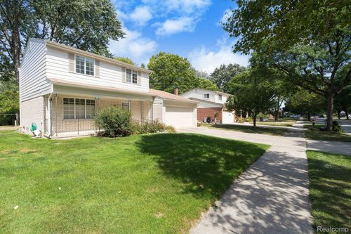 2197 Niagara Dr, Troy, MI, 48083-5667 | Card Image