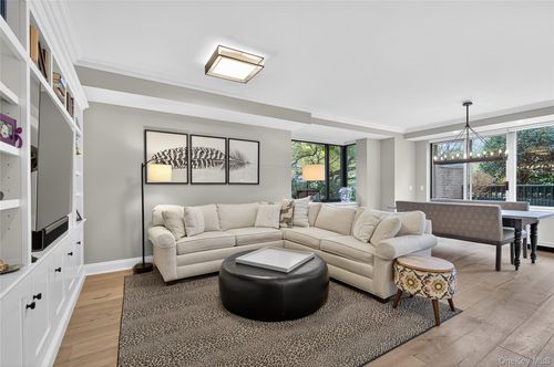 m32-100 Hilton Ave, Hempstead, NY, 11550-2129 | Card Image