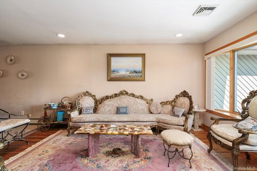 800 Mayer Dr, Wantagh, NY, 11793-1121 | Card Image