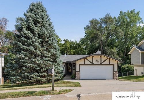 3727 Lawnwood Dr, Bellevue, NE, 68123-2816 | Card Image
