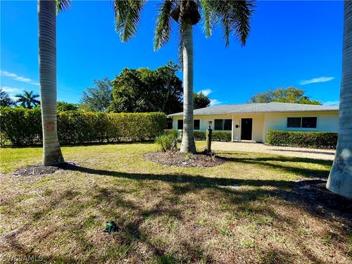 905 13th St N, NAPLES, FL, 34102-5485 | Card Image