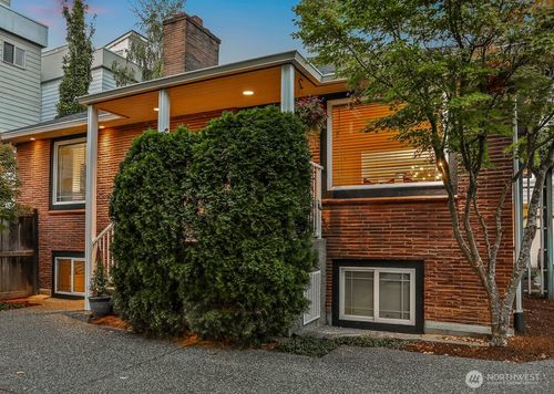 9044 15th Ave Nw, Seattle, WA, 98117-3429 | Card Image