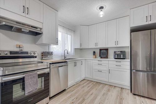 22 Greenham Dr, Red Deer, AB, T4P2X4 | Card Image