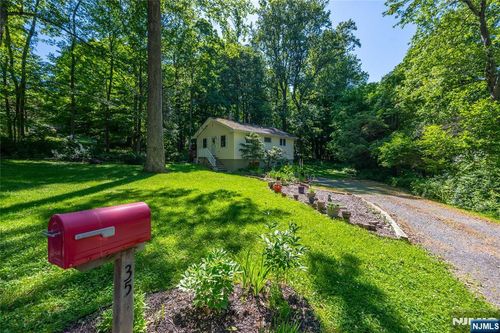 35 Windy Bush Ln, Sparta, NJ, 07871-2523 | Card Image