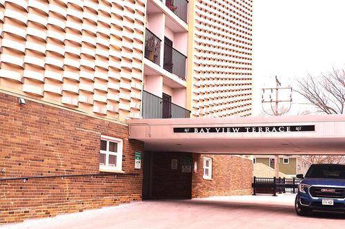 5f-2525 S Shore Drive, Milwaukee, WI, 53207 | Card Image