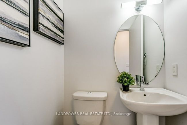 991 Dundas St E, House attached with 3 bedrooms, 3 bathrooms and 1 parking in Toronto ON | Image 8