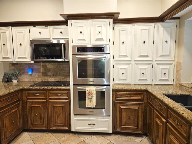 Kitchen with double ovens and two tone cabinets | Image 11