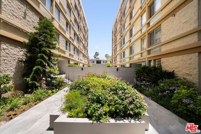 UNIT-406 - 318 N Maple Dr, Condo with 2 bedrooms, 3 bathrooms and 2 parking in Beverly Hills CA | Image 41