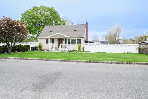 7 Oak Street, Islip, NY, 11717 | Card Image