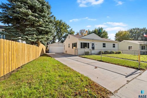 3213 E 20th St Street, Sioux Falls, SD, 57103 | Card Image