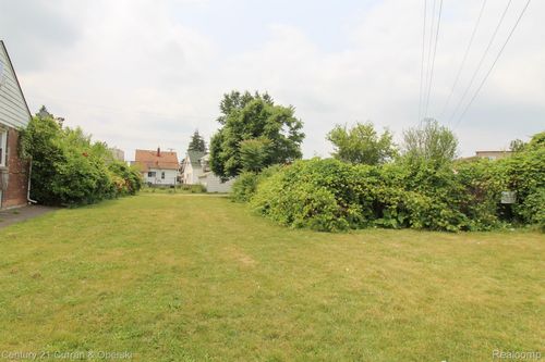 5861 Bingham St, Dearborn, MI, 48126-2233 | Card Image