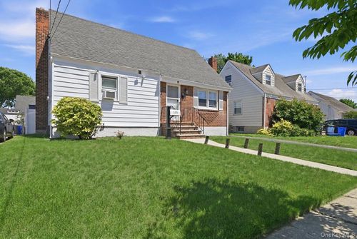 105 Montague St, Valley Stream, NY, 11580-3715 | Card Image