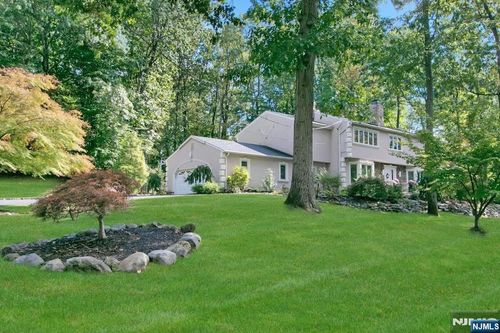 17 Sycamore Dr, Woodcliff Lake, NJ, 07677-8131 | Card Image