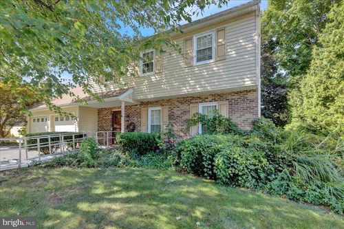 802 Apple Dr, READING, PA, 19610-1404 | Card Image