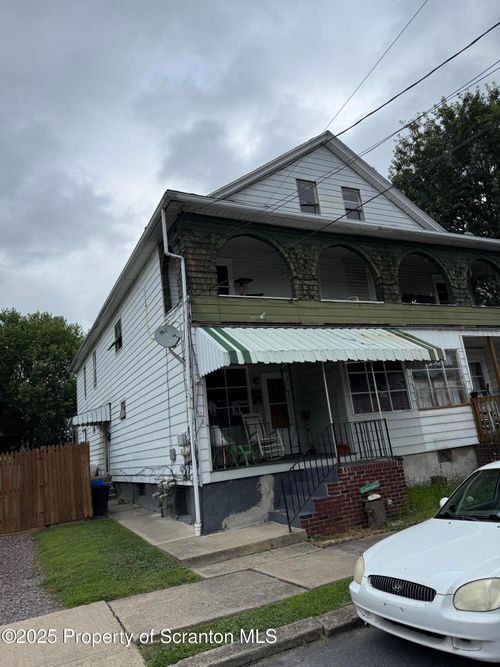 527 Shawnee St, Hanover Twp, PA, 18706-5216 | Card Image