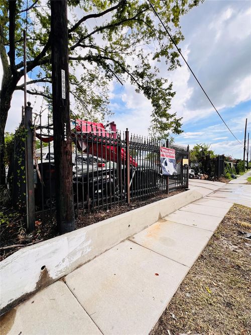 7438 Market St, Houston, TX, 77020-5521 | Card Image