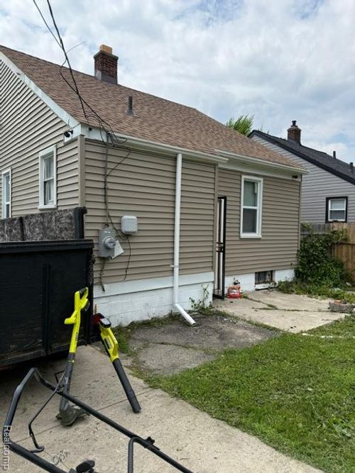 9966 Mettetal St, Detroit, MI, 48227-1639 | Card Image