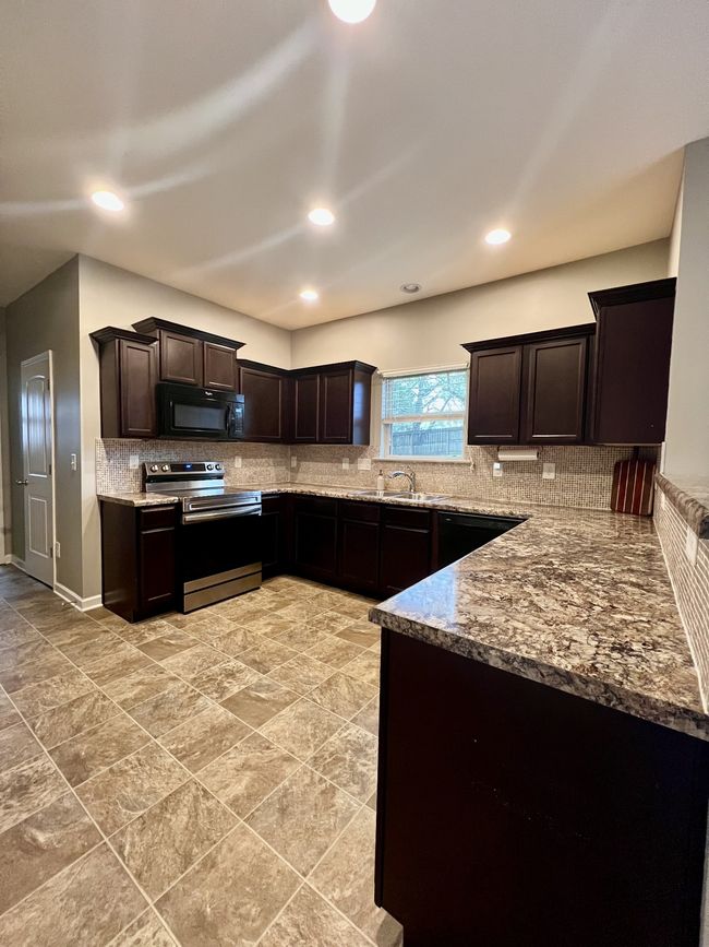 8008 Tiger Ct, House other with 3 bedrooms, 3 bathrooms and 2 parking in Spring Hill TN | Image 4