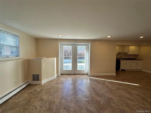 27 Meadow St, Newburgh, NY, 12550-2212 | Card Image