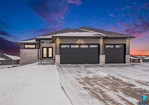 8209 E Ladyslipper Cir, Sioux Falls, SD, 57110-4044 | Card Image