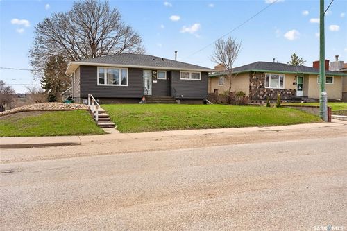 1303 Athabasca St W, Moose Jaw, SK, S6H6C8 | Card Image