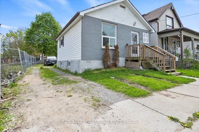 203 Quebec St, House other with 2 bedrooms, 1 bathrooms and 1 parking in Oshawa ON | Image 2