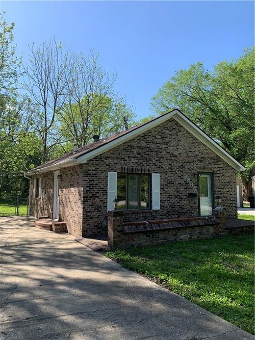 8404 Greenwood Road, Raytown, MO, 64138 | Card Image