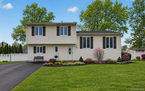 92 Nimbus Road, Brookhaven, NY, 11741 | Card Image