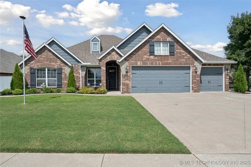 9301 E 94th St N, Owasso, OK, 74055-3000 | Card Image