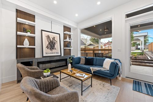 1-122 8th Ave, New Westminster, BC, V3L1X8 | Card Image