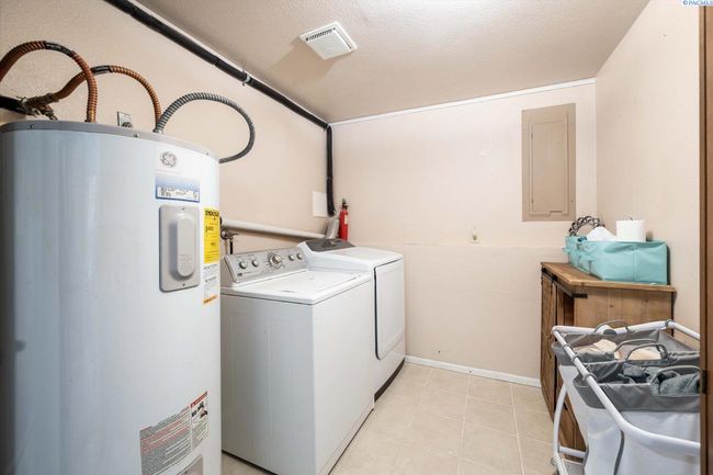 73805 N Demoss Rd, Home with 3 bedrooms, 3 bathrooms and null parking in Benton City WA | Image 45