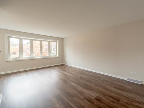 5620 W 99th St, Oak Lawn, IL, 60453-3733 | Card Image