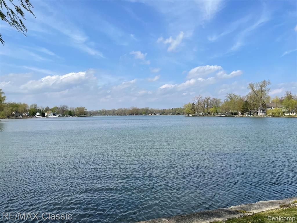 Cooley Lake Rd, Waterford, MI 48327 #1
