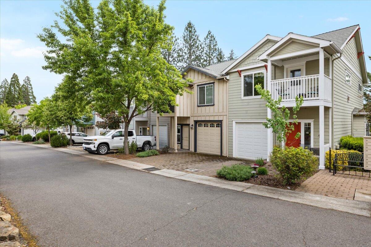 Mccully Ln, Jacksonville, OR 97530