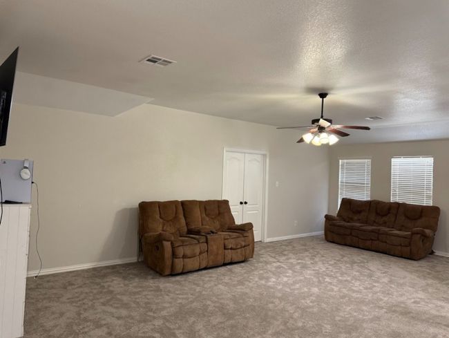 Great family room, with great space to entertain all year around. | Image 27