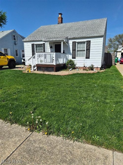 419 E 326th St, Willowick, OH, 44095-3319 | Card Image