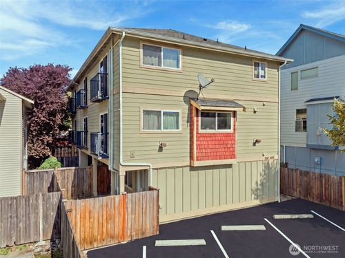a-337 N 105th St, Seattle, WA, 98133-8705 | Card Image