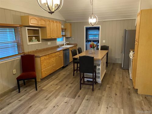 7825 Elizabeth Lake Rd, Waterford, MI, 48327-4330 | Card Image