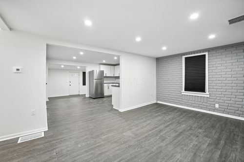 354 Fernhill Ave, Columbus, OH, 43228-1760 | Card Image