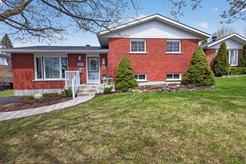 32 Bonaventure Pl, Penetanguishene, ON, L9M1J3 | Card Image