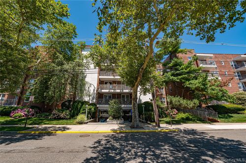 2r-100 Brooklyn Ave, Freeport, NY, 11520-3043 | Card Image