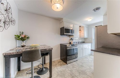 23-35 Breckenridge Dr, Kitchener, ON, N2B3H5 | Card Image